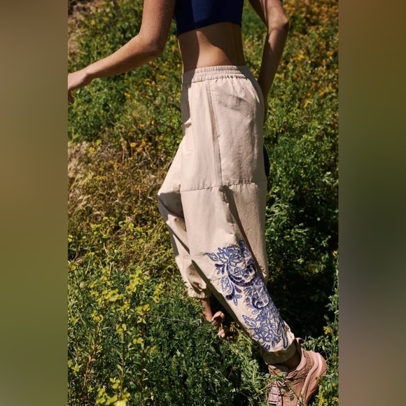 NWOT Free People Movement XS Baller Embroidered Pants New $168 Cream Blue - Picture 1 of 7